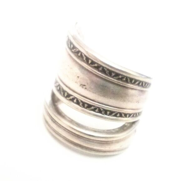 Vintage Artisan Crafted Wm. Rogers Silver Flatware Ring Size 10 - Picture 2 of 7
